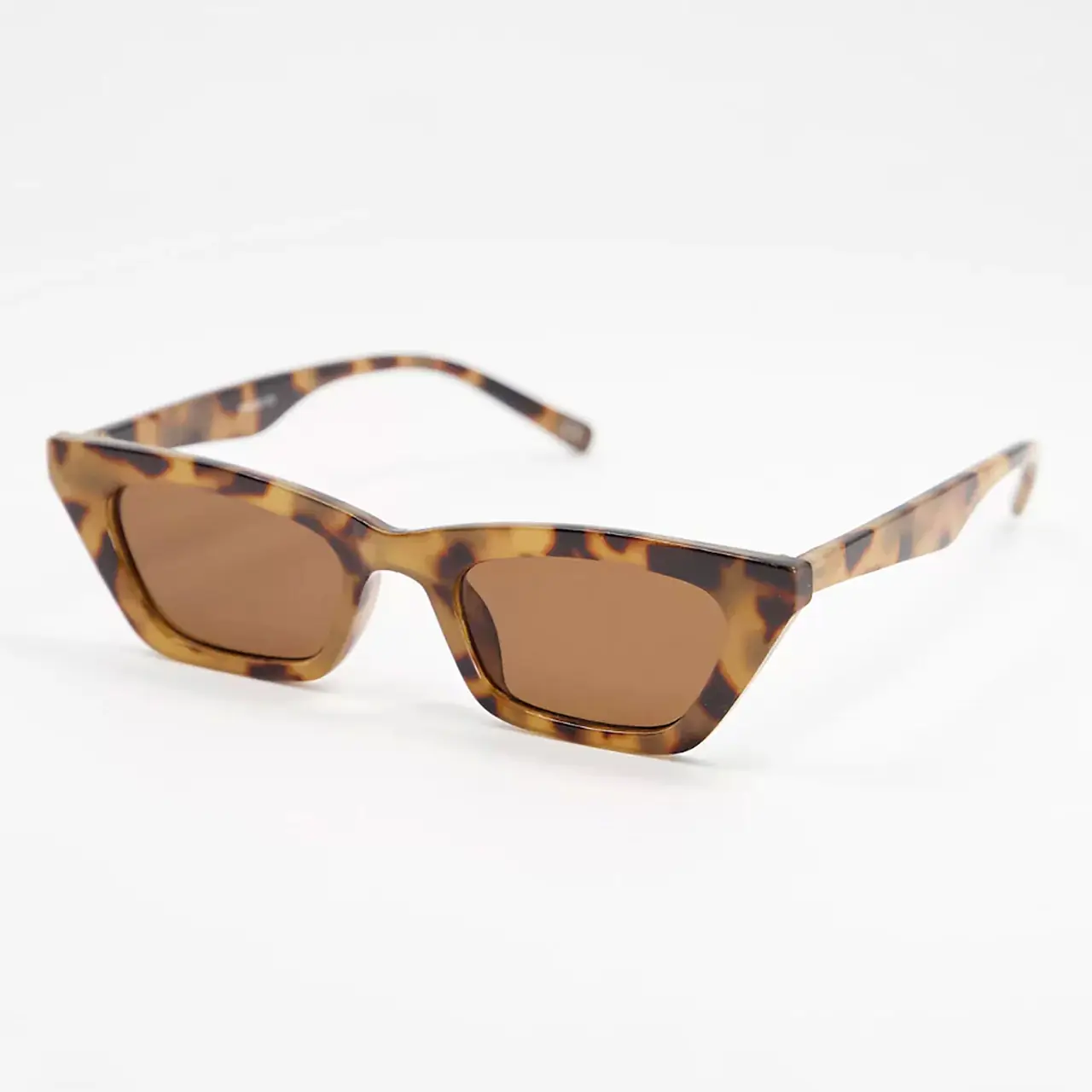 L’image peut contenir : lunettes de soleil, accessoires, accessoire et lunettes