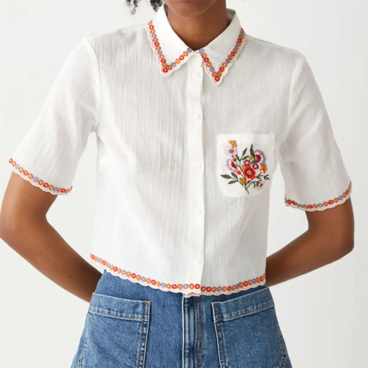 L’image peut contenir : vêtements, vêtement, chemisier, chemise, humain et personne