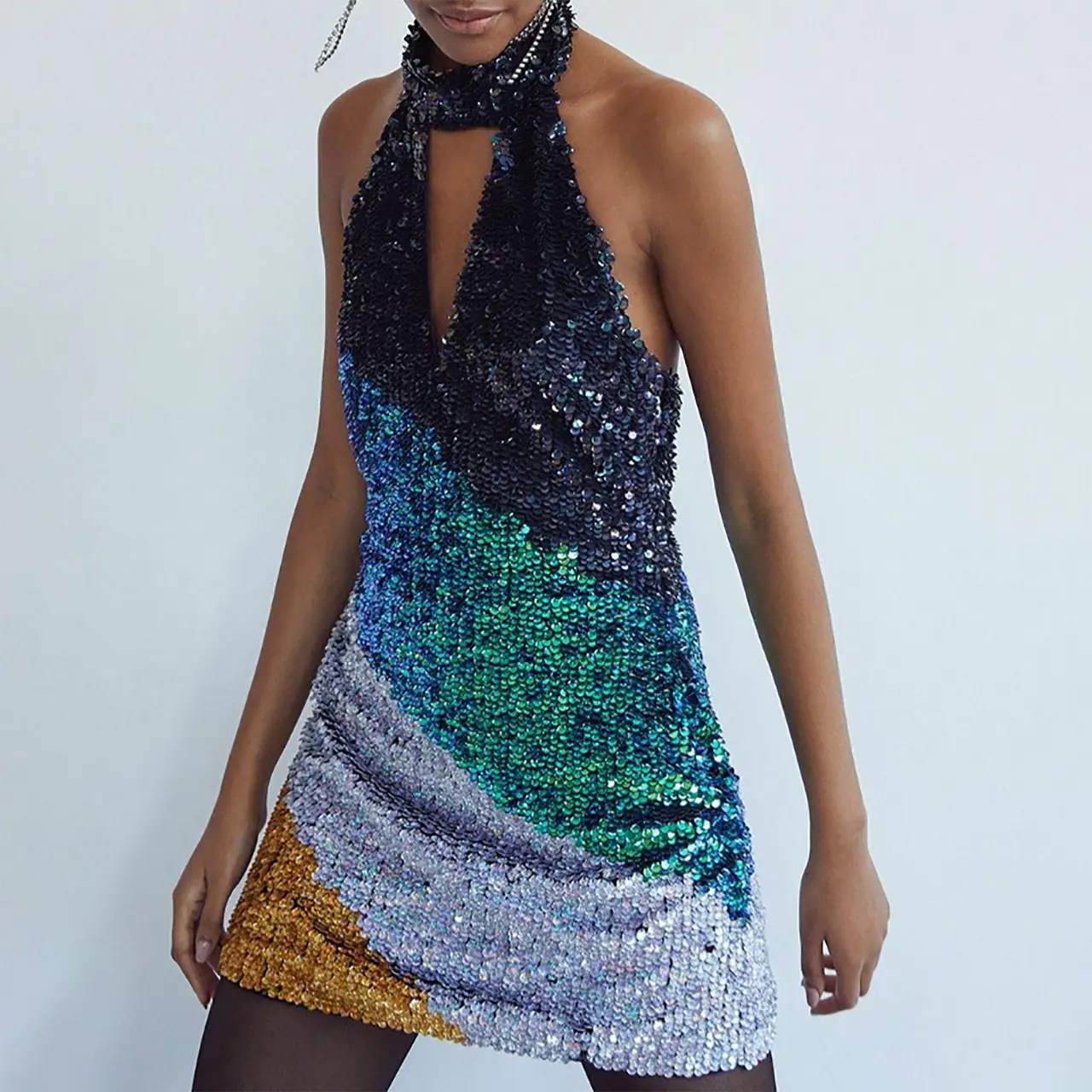 L’image contient peut-être : vêtements, vêtements, robe de soirée, robe, mode, robe, humain et personne