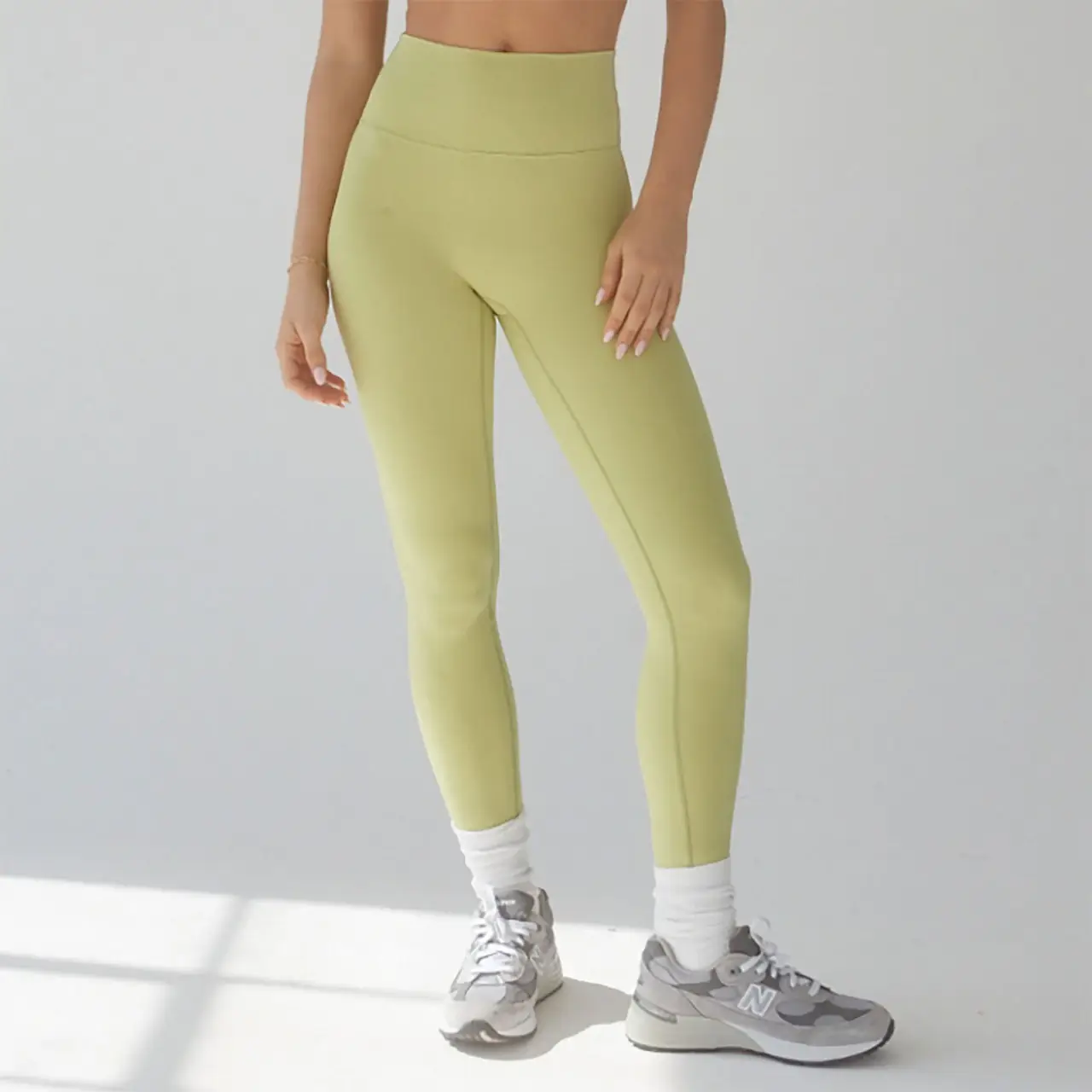 L’image contient peut-être : vêtements, vêtements, chaussures, pantalons, humain, personne et kaki