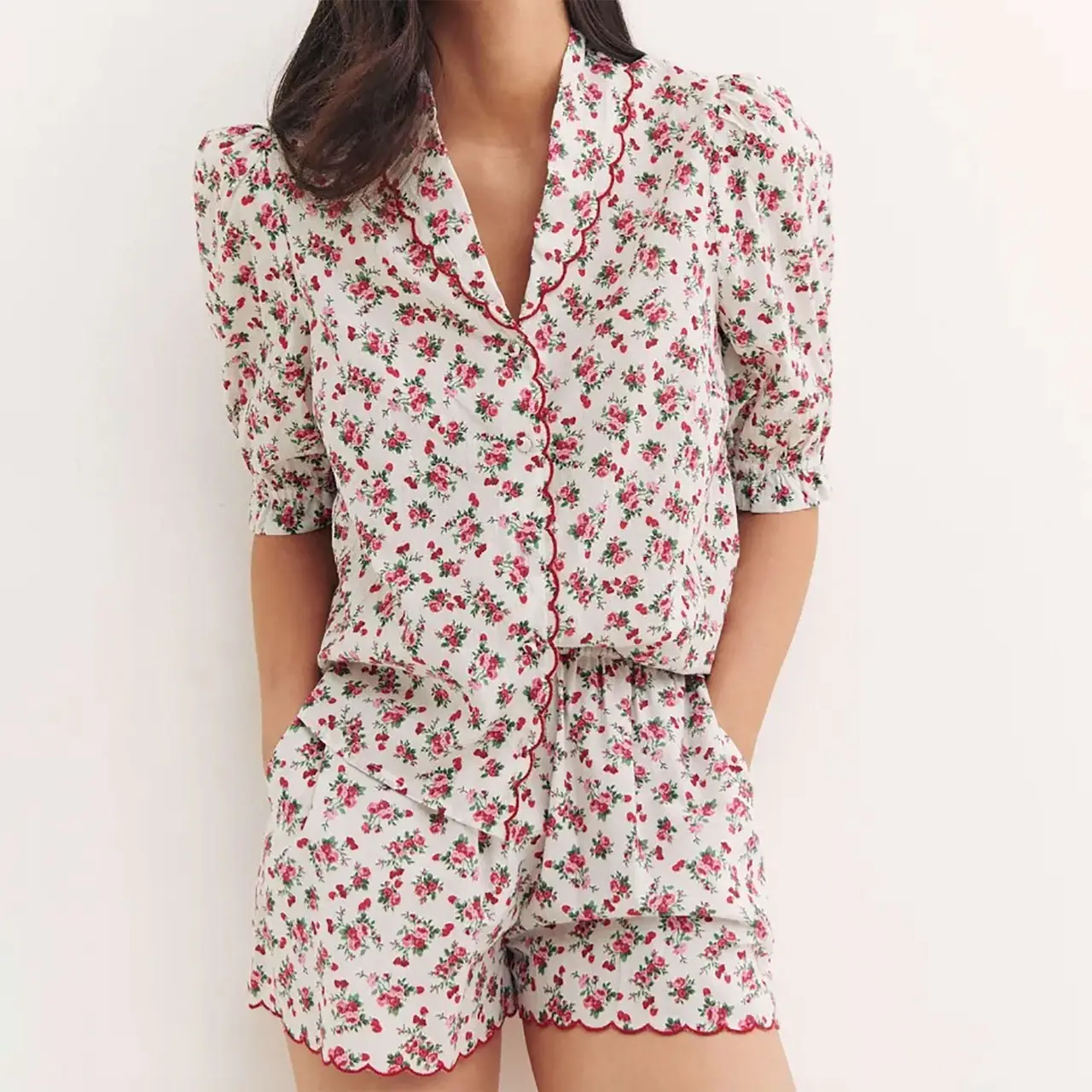 L’image peut contenir : vêtements, vêtement, short, chemisier et pyjama