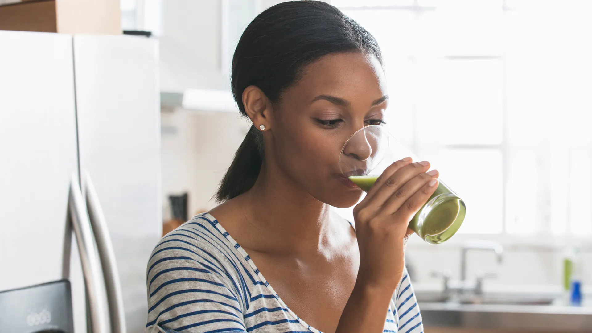 femme buvant un shake substitut de repas
