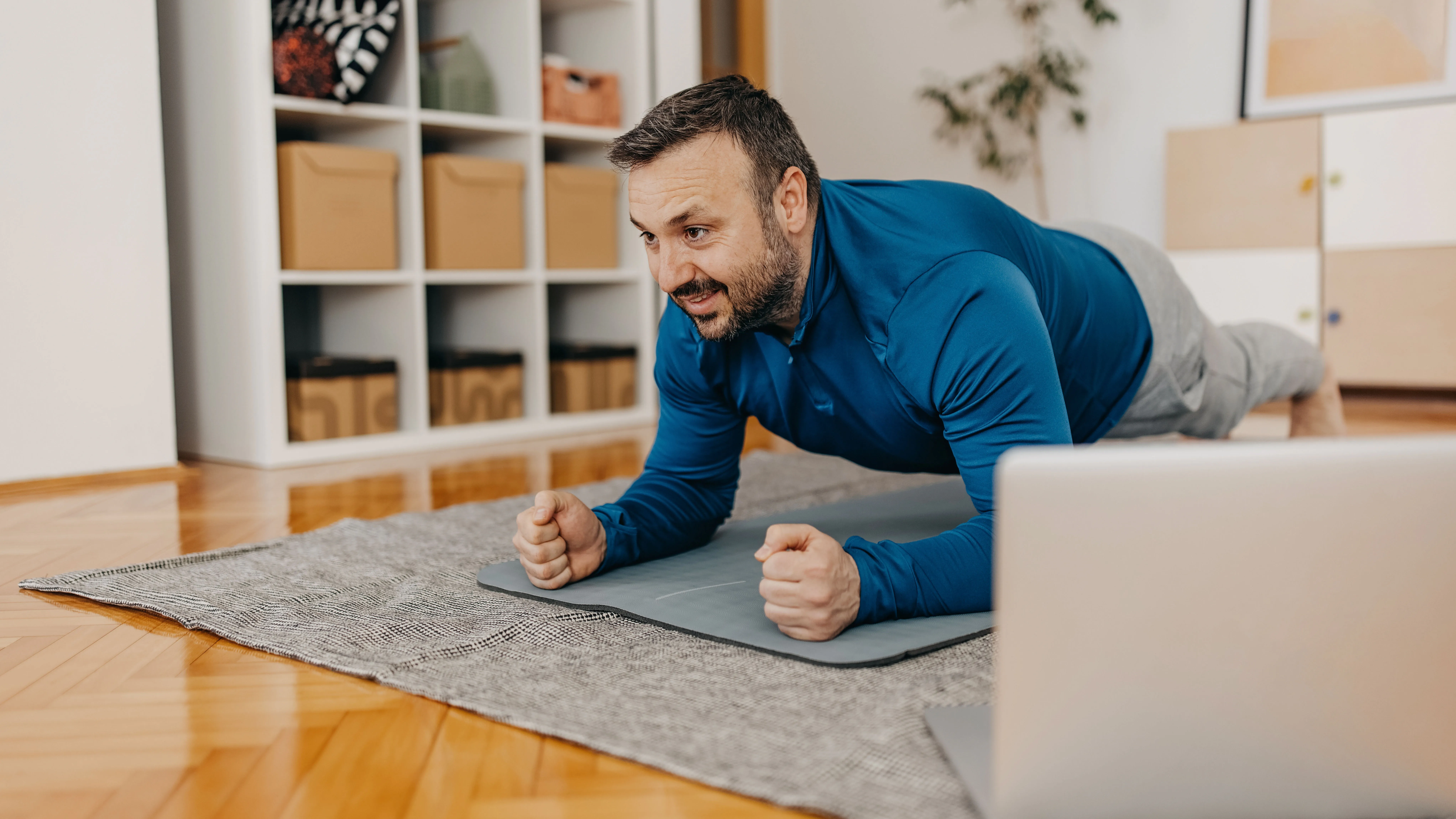 Homme faisant de l'exercice de planche à la maison