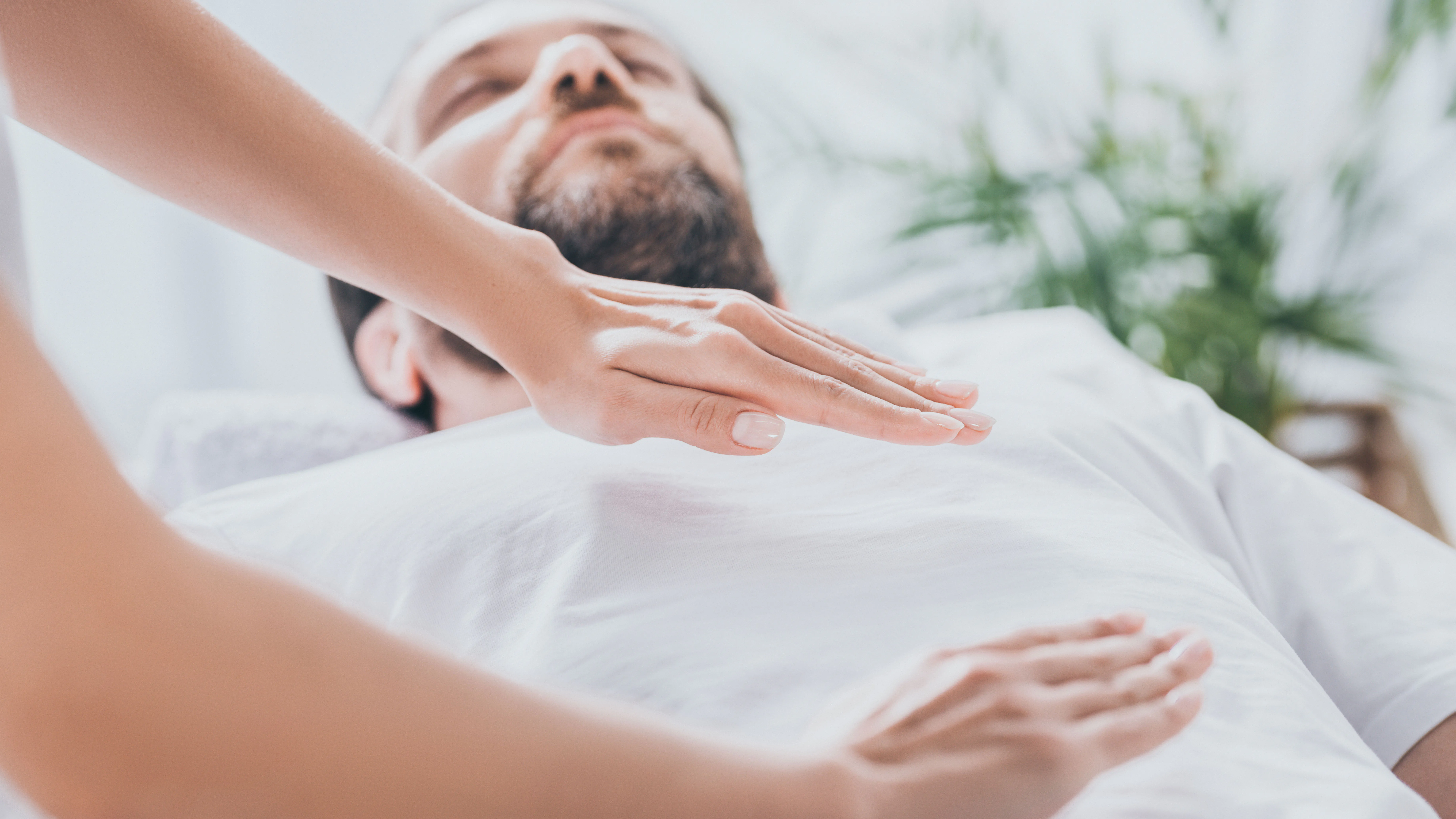 Personne qui place les mains au-dessus du torse d'un homme