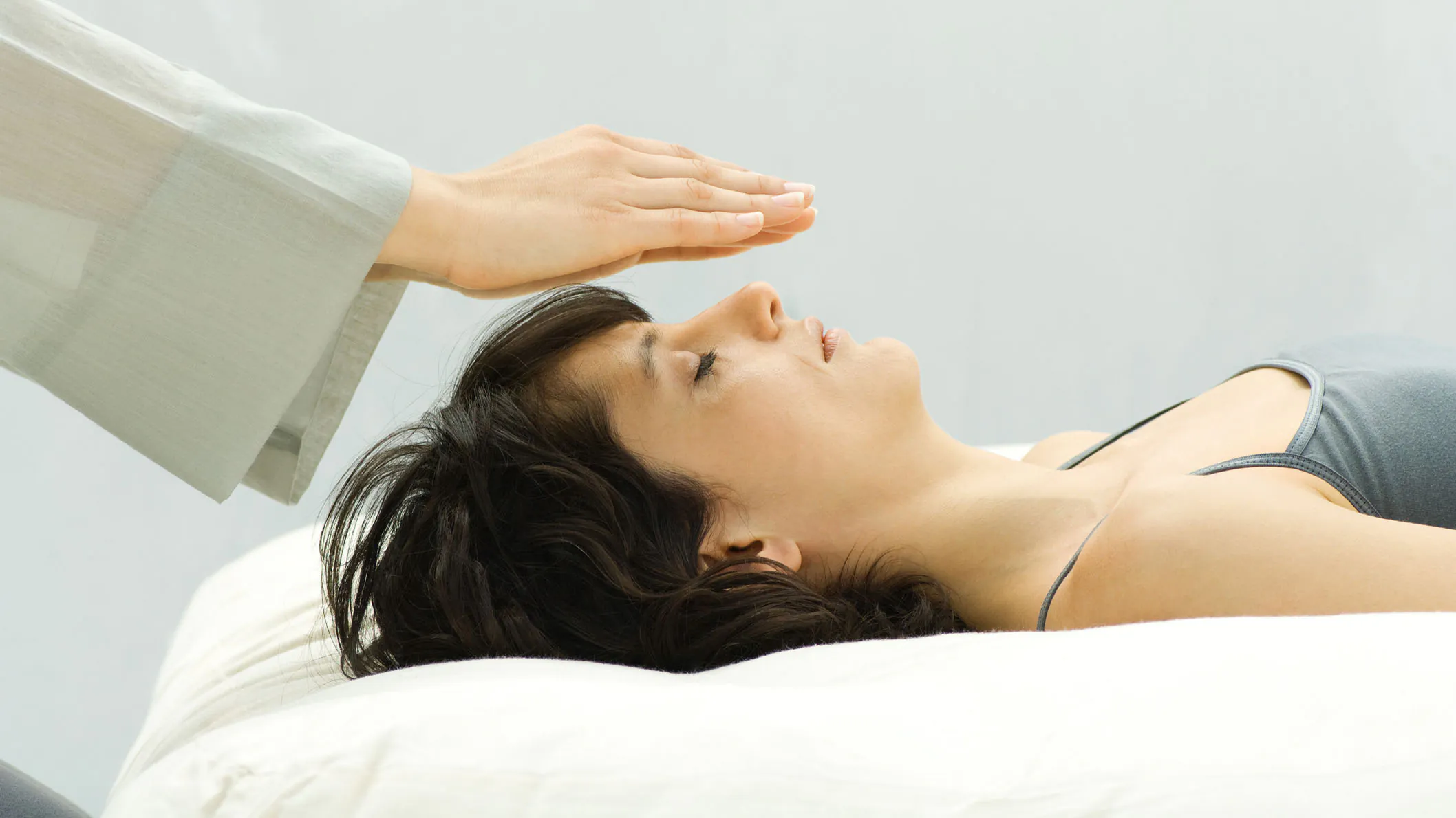 Personne exécutant le reiki sur la tête du patient