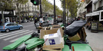 En pleine canicule, la collecte des ordures reprend à Paris, après la grève de certains chauffeurs de camion poubelle