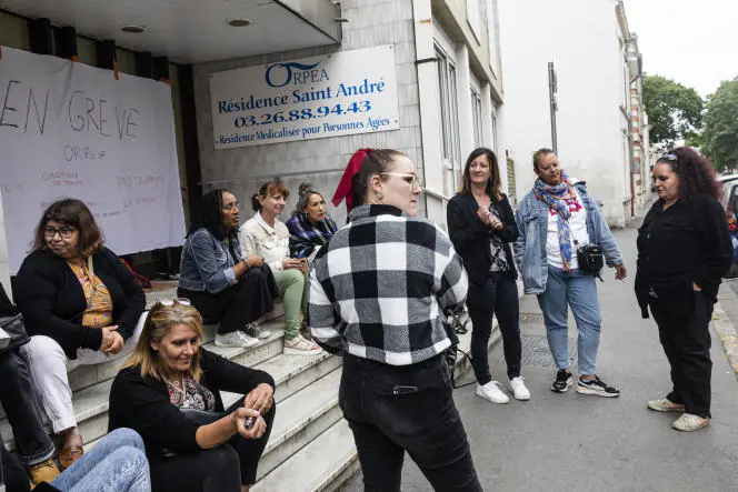 Soignants et auxiliaires de vie de l'Ehpad Saint-André du groupe Orpea, à Reims (Marne), en grève, le 27 mai 2022. L'Ehpad accueille 98 résidents et emploie 18 aides-soignants qualifiés.