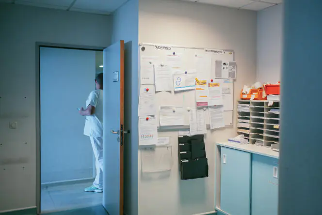 Le panneau d'information des soignants dans la salle des soignants de l'unité Lambling du service hépato-digestif du CHU de Rennes, le 15 juin 2022.