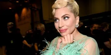 L'image peut contenir des vêtements, des vêtements, des personnes humaines, des accessoires Lady Gaga, des accessoires et une écharpe.