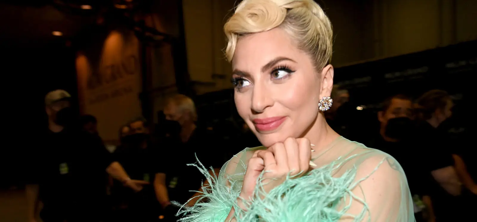 L'image peut contenir des vêtements, des vêtements, des personnes humaines, des accessoires Lady Gaga, des accessoires et une écharpe.