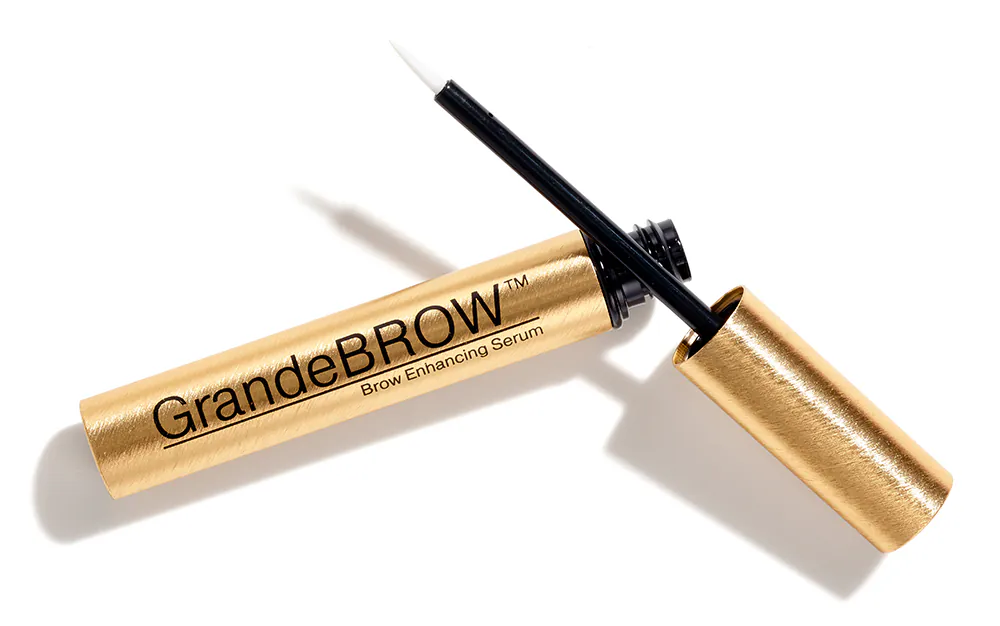 Le sérum pour sourcils de Grande Cosmetics a sauvé mes sourcils pendant la perte de cheveux post-partum
