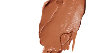 L'écran solaire corporel Bronze de Colorescience donne à la peau un éclat prêt pour la plage