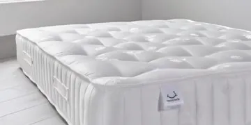 L’image peut contenir : meuble, matelas, berceau et lit