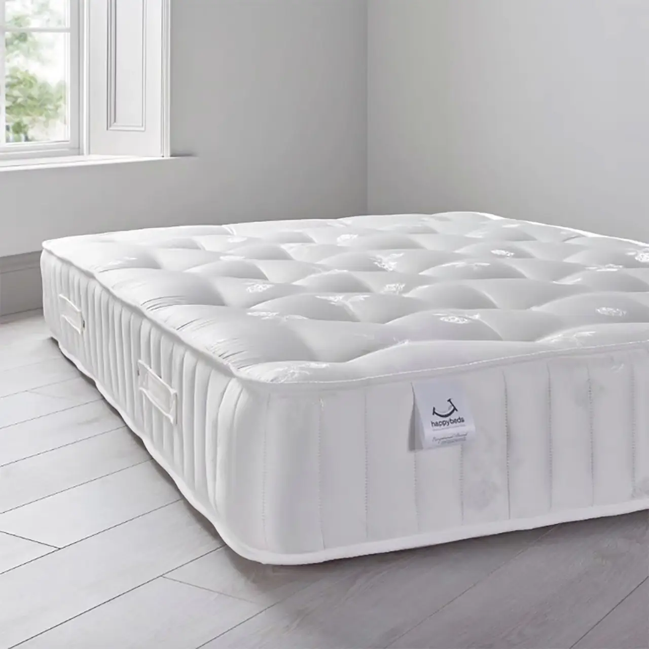 L’image peut contenir : meuble, matelas, berceau et lit