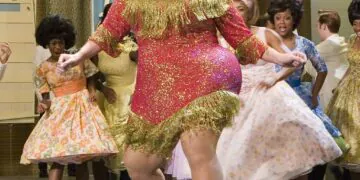 L'image peut contenir Pose de danse Activités de loisirs Vêtements Vêtements Personne humaine Robe de soirée Robe Robe et mode