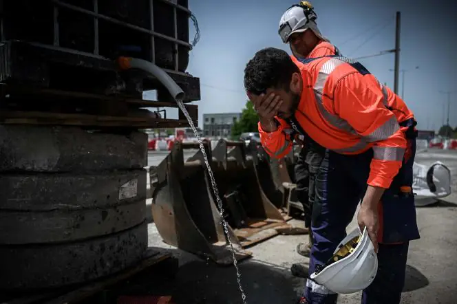 Un homme se rafraîchit avec de l'eau alors qu'il travaille sur un chantier à Mérignac, près de Bordeaux, le 14 juin 2022.