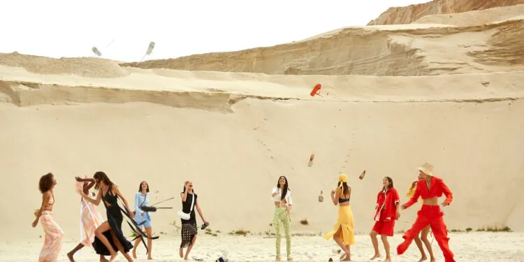 L'image peut contenir Sol Extérieur Nature Sable Personne humaine Dune Désert Animal et oiseau