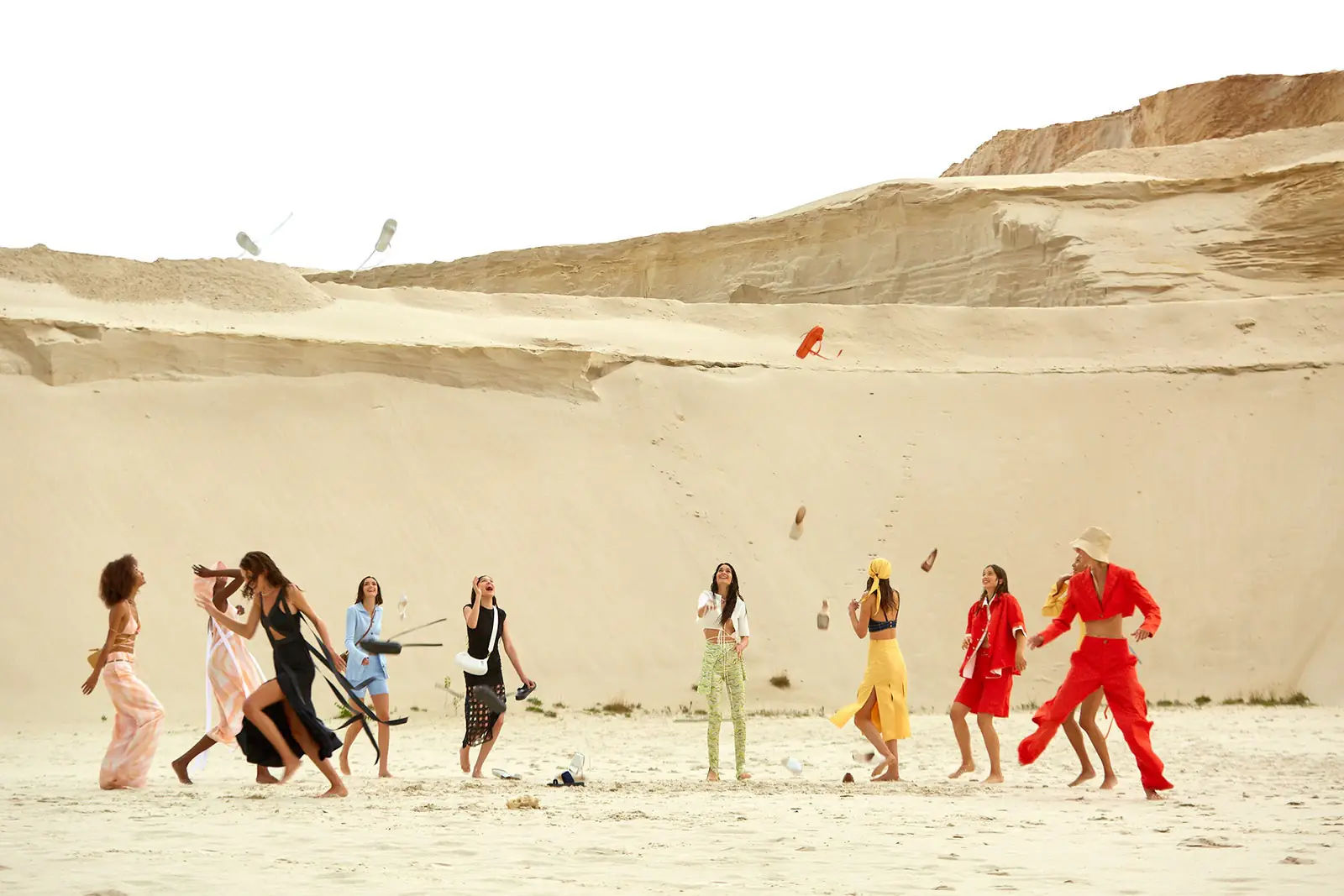 L'image peut contenir Sol Extérieur Nature Sable Personne humaine Dune Désert Animal et oiseau