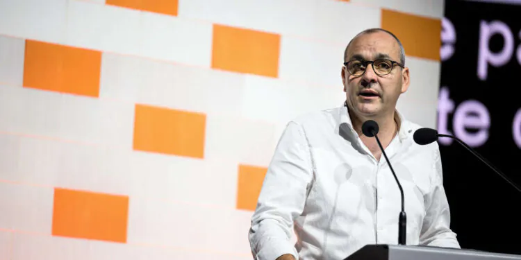 les syndicats et les chefs d'entreprise craignent la paralysie politique