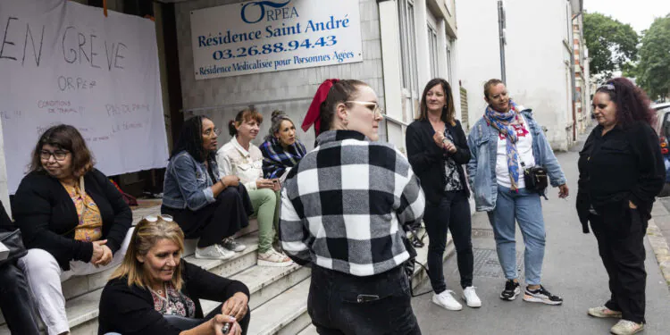 A Reims, la grève des "gilets jaunes" d'Orpea