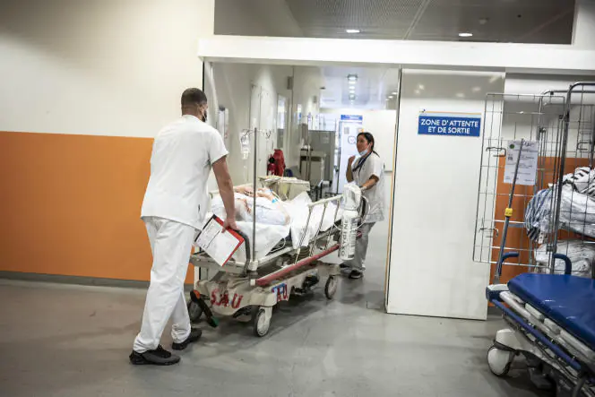 Déplacement d'un patient aux urgences de la Timone à Marseille, le 7 juin 2022. 
