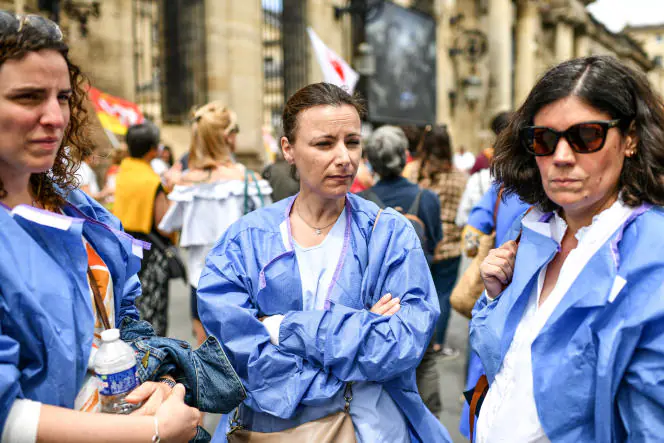 Lise, Bérangère et Cécile, toutes trois infirmières, lors de la manifestation des soignants pour les augmentations de salaires et d'effectifs, à Bordeaux, le 7 juin 2022.