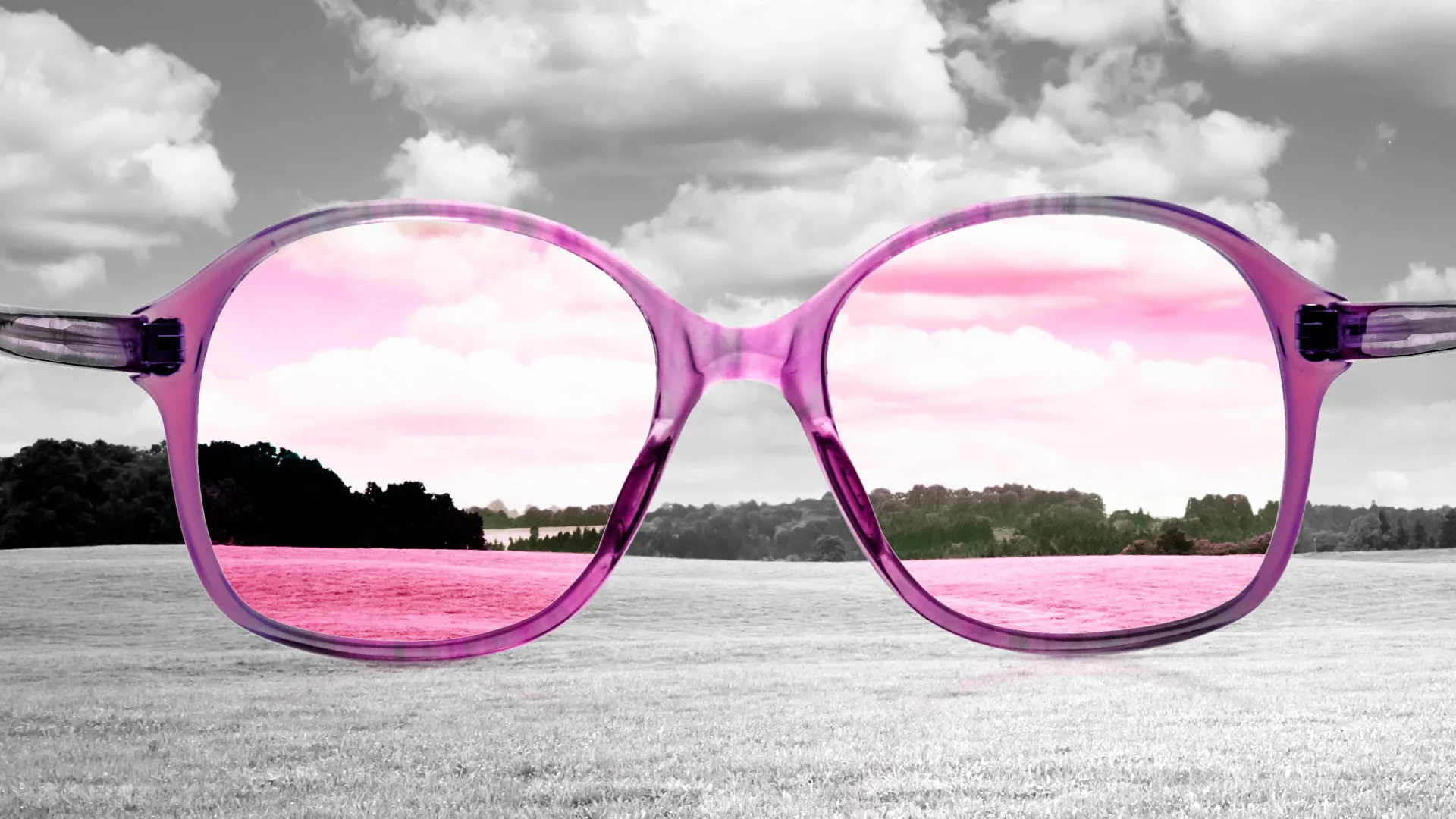 Des lunettes teintées de rose aident devant un champ noir et blanc