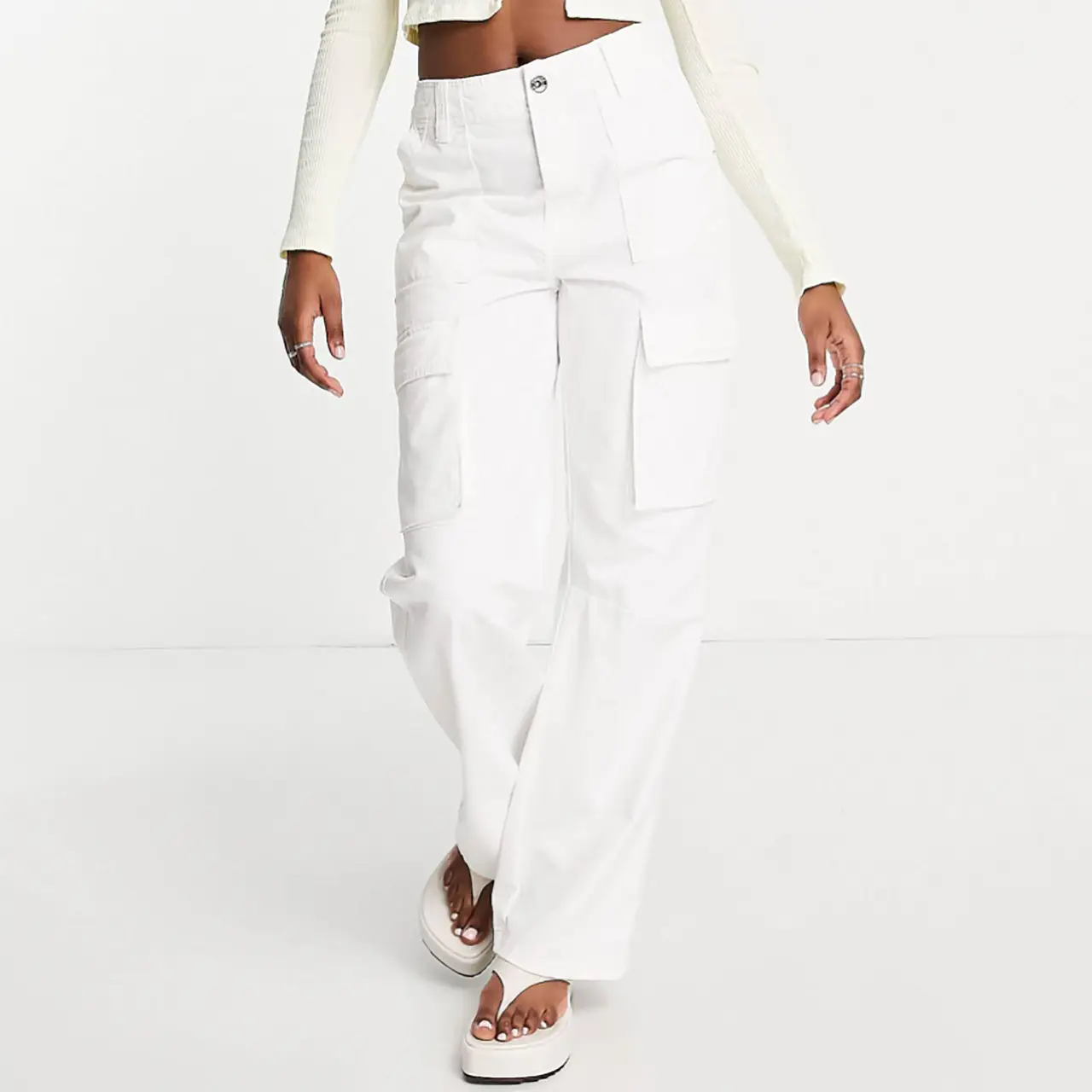 L’image contient peut-être : vêtements, manche, vêtements, manches longues, pantalon, humain, personne, costume, manteau et pardessus