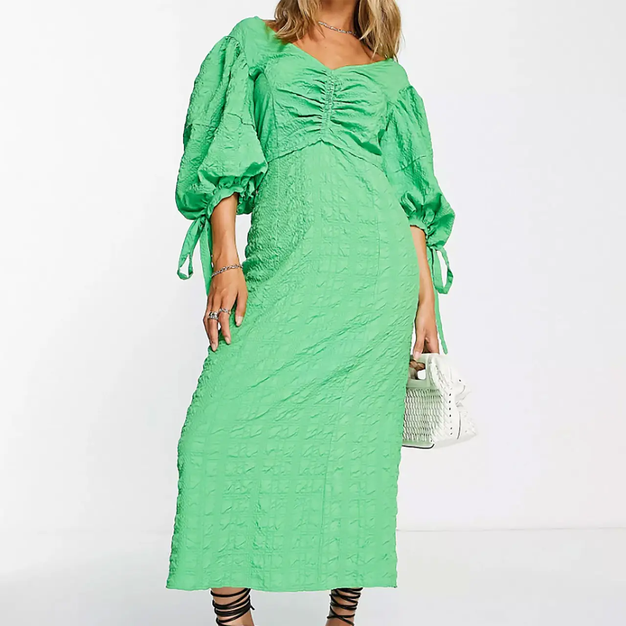 L’image contient peut-être : robe, vêtements, humain, personne, robe de soirée, mode, robe, robe et manche
