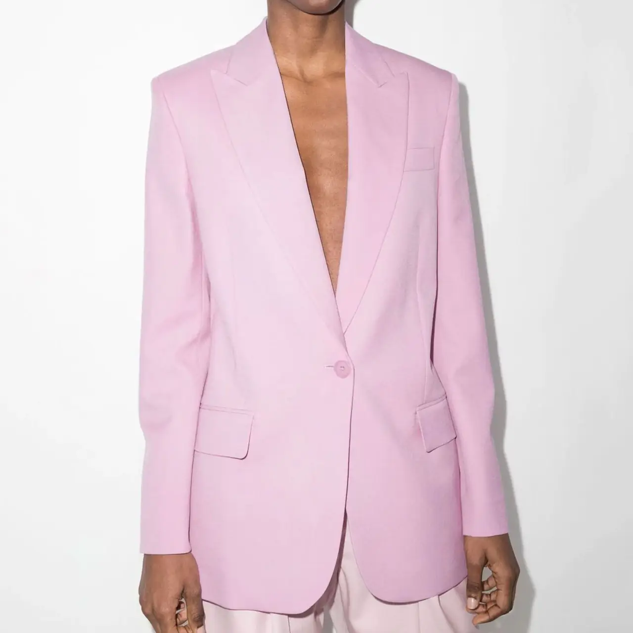 L’image contient peut-être : vêtements, costume, pardessus, manteau, veste, blazer, smoking, humain et personne