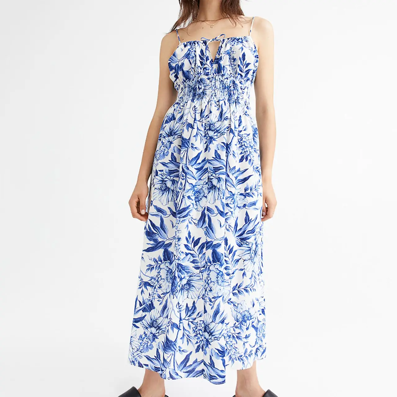 L’image peut contenir : Robe, Vêtements, Habillement, Humain, Personne, Robe de soirée, Mode, Robe et Peignoir