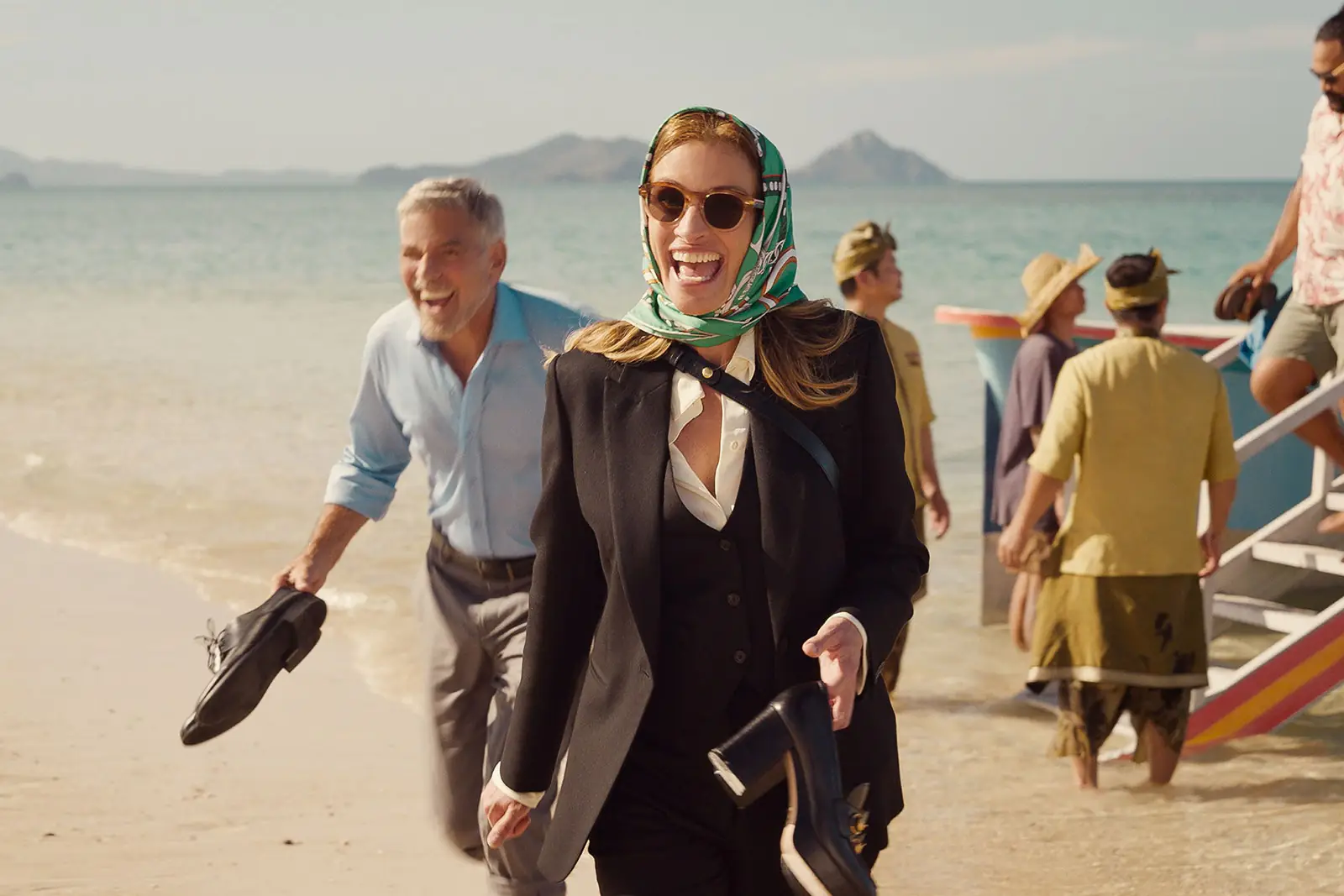 L'image peut contenir des vêtements, des vêtements, des lunettes de soleil, des accessoires, des accessoires, des manches et Julia Roberts.