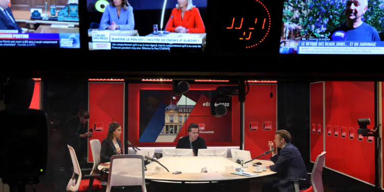 A Radio France, à l'ombre des émissions, les petites mains de la production
