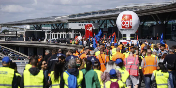 Grève : un vol sur cinq annulé samedi matin à Roissy