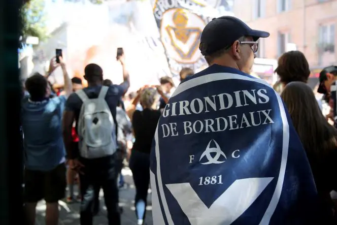 Samedi 9 juillet, 3 500 supporters des Girondins de Bordeaux (FCGB) – un peu plus de 2 000 selon la police – ont défilé dans les rues de la ville pour crier leur soutien au club de football.