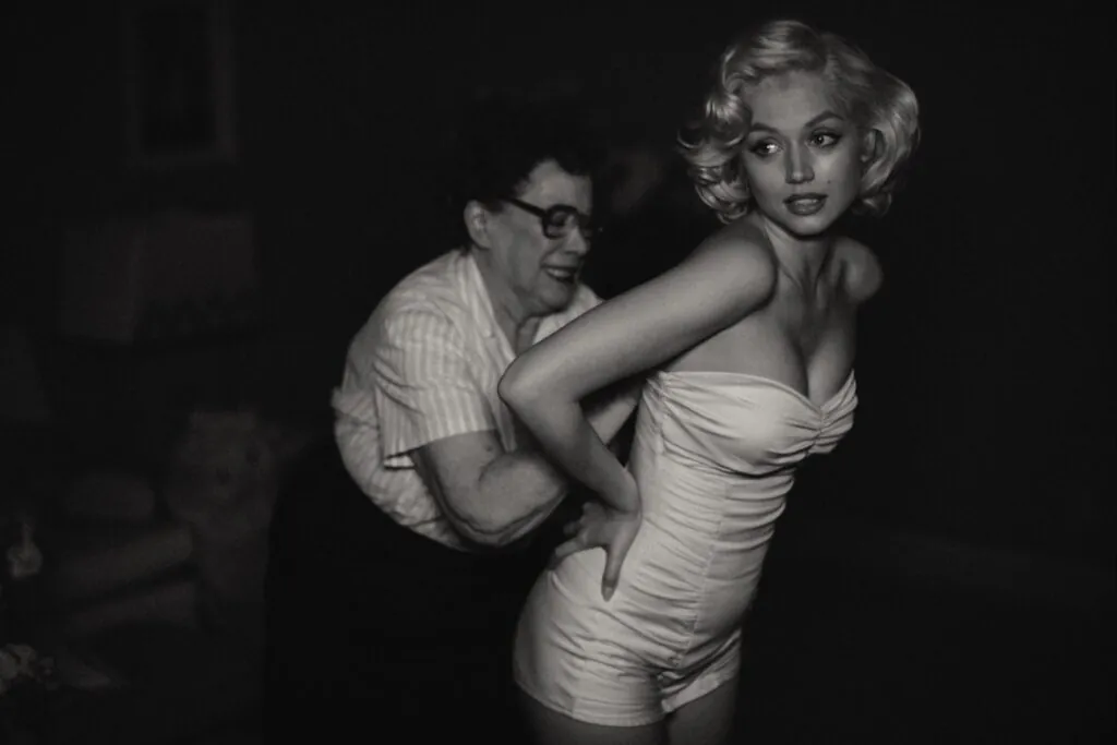 Blonde – Tout Ce Que Vous Devez Savoir Sur Le L'image peut contenir une personne humaine Vêtements Vêtements Ana de Armas Pose de danse Activités de loisirs Robe de soirée et mode