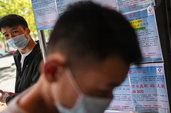 Devant une agence pour l'emploi, à Shanghai, en avril 2020.