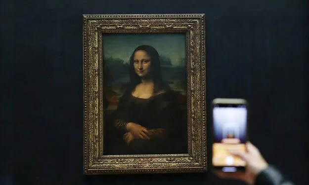 Mona Lisa attaquée avec un gâteau au Louvre par un militant pour le climat