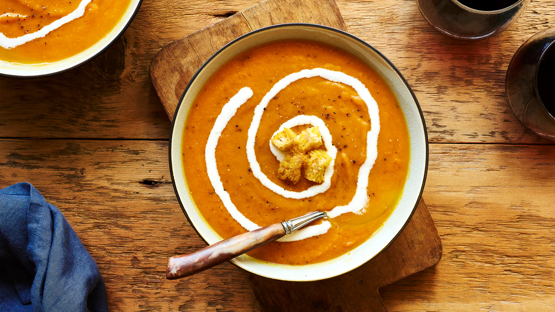 soupe de courge musquée avec un tourbillon de crème végétalienne