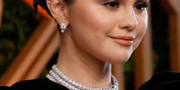 L'image peut contenir Collier Bijoux Accessoires Accessoire Visage Personne humaine Vêtements et vêtements