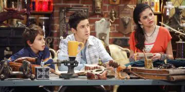Selena Gomez et ses partenaires OG dans le crime Jake T. Austin et David Henrie dans Wizards of Waverly Place.