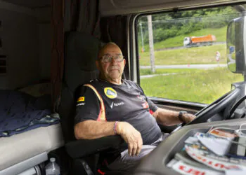 « Tu me vois à la maison de retraite, sur le balcon toute la journée ?  Mon camion c'est autre chose » : Claude Avril, 76 ans, catégorie poids lourds