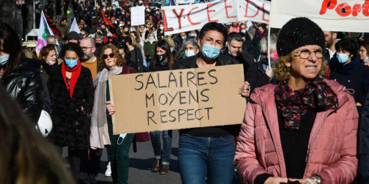 "Il faut recréer un marché du travail dynamique dans les professions et les secteurs réglementés par l'Etat"