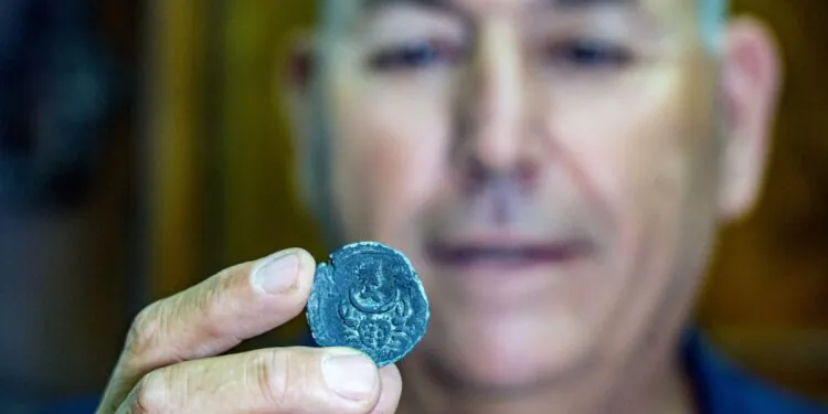 Une pièce de monnaie romaine "Zodiac" avec le signe du cancer découverte en Israël
