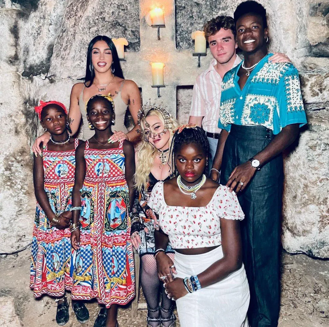 10 célébrités qui ont accouché après 40 ans, prouvant qu'une mère est prête à donner de l'amour à tout âge