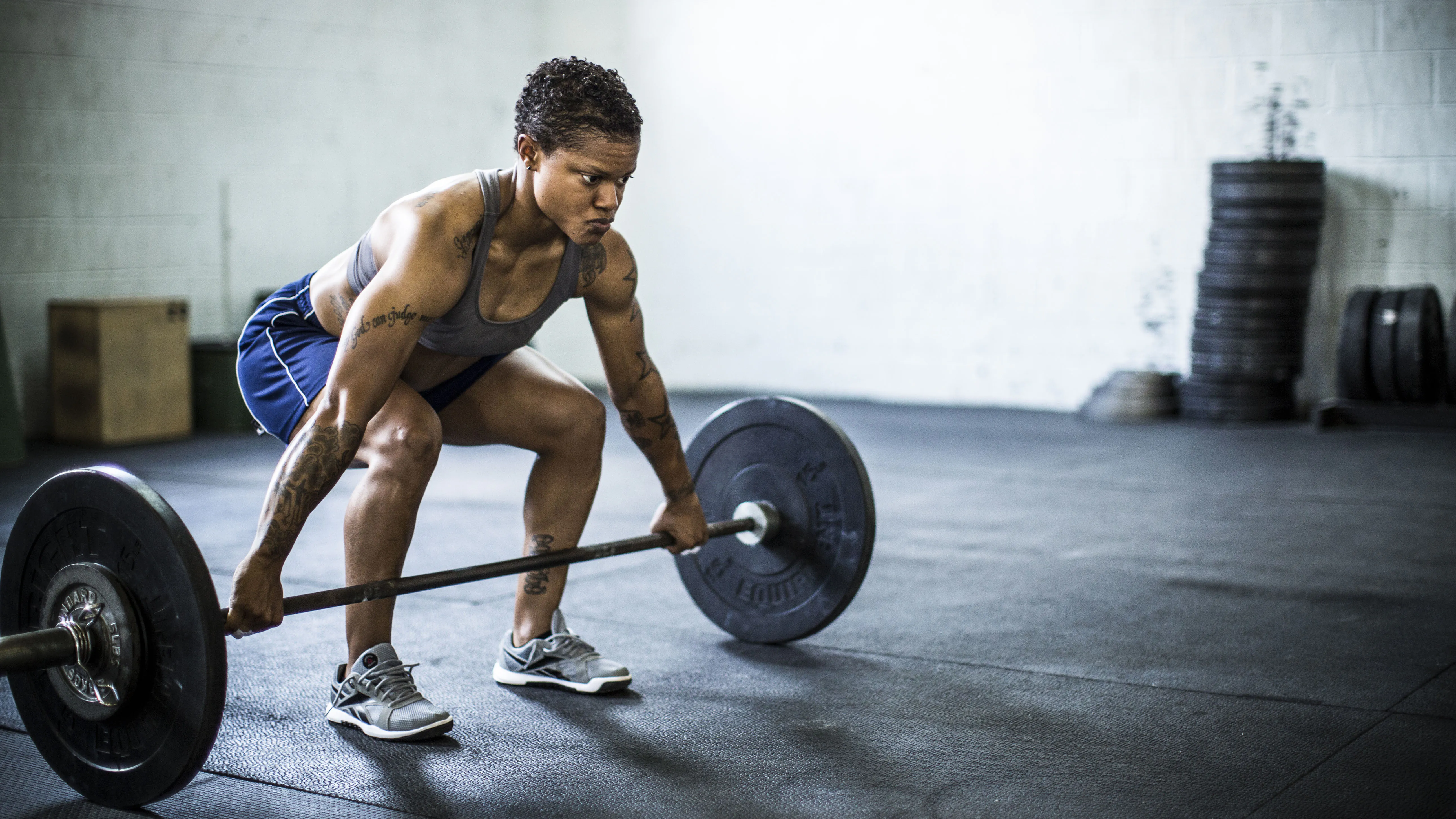 Femme faisant des soulevés de terre au gymnase