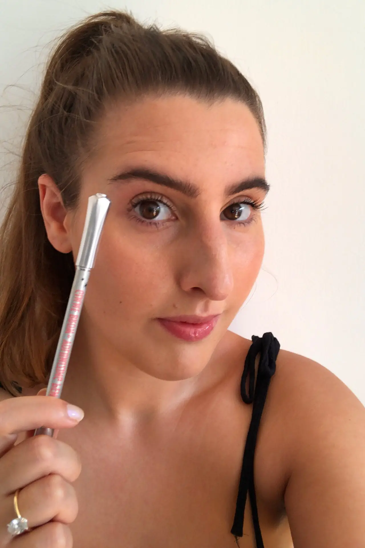 Le crayon volumateur Benefit Gimme Brow combine deux best-sellers dans un produit AllStar