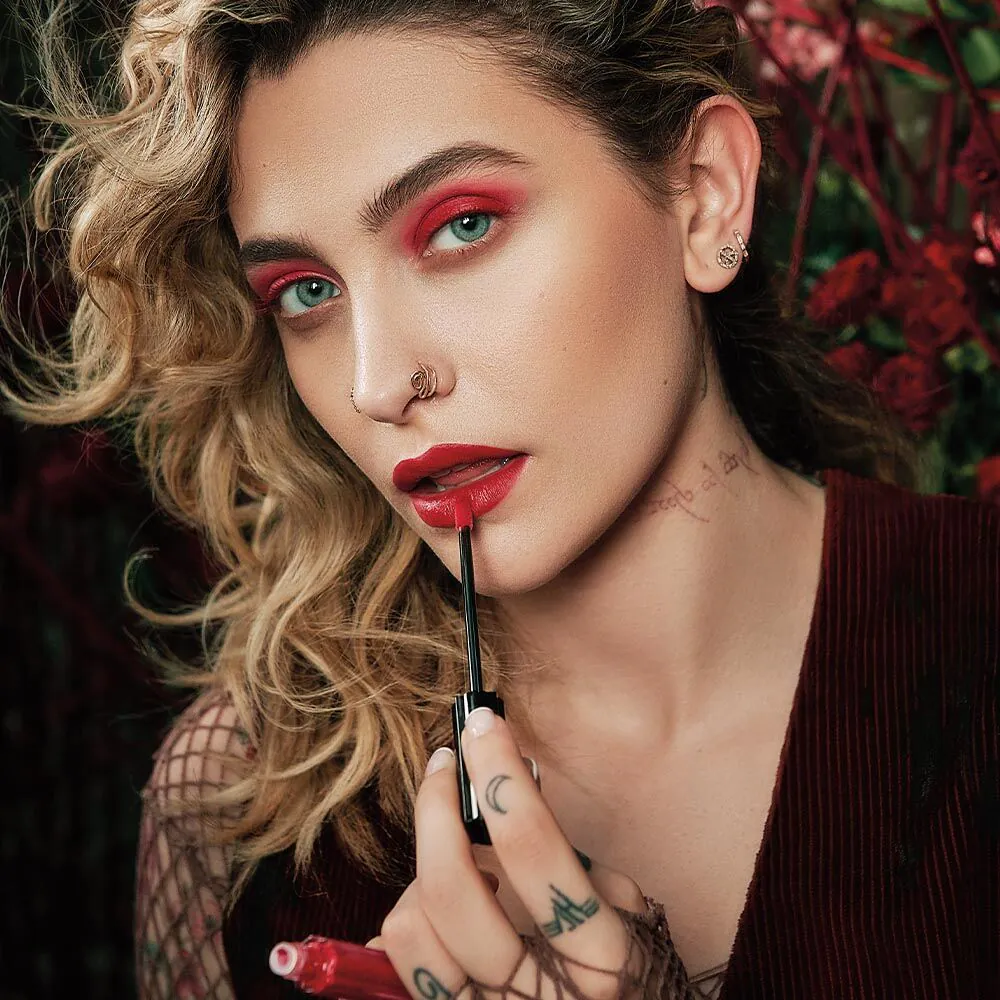 Paris Jackson sur son amour pour KVD Beauty, le baume à lèvres Burt's Bees et la mousse de mer d'Irlande