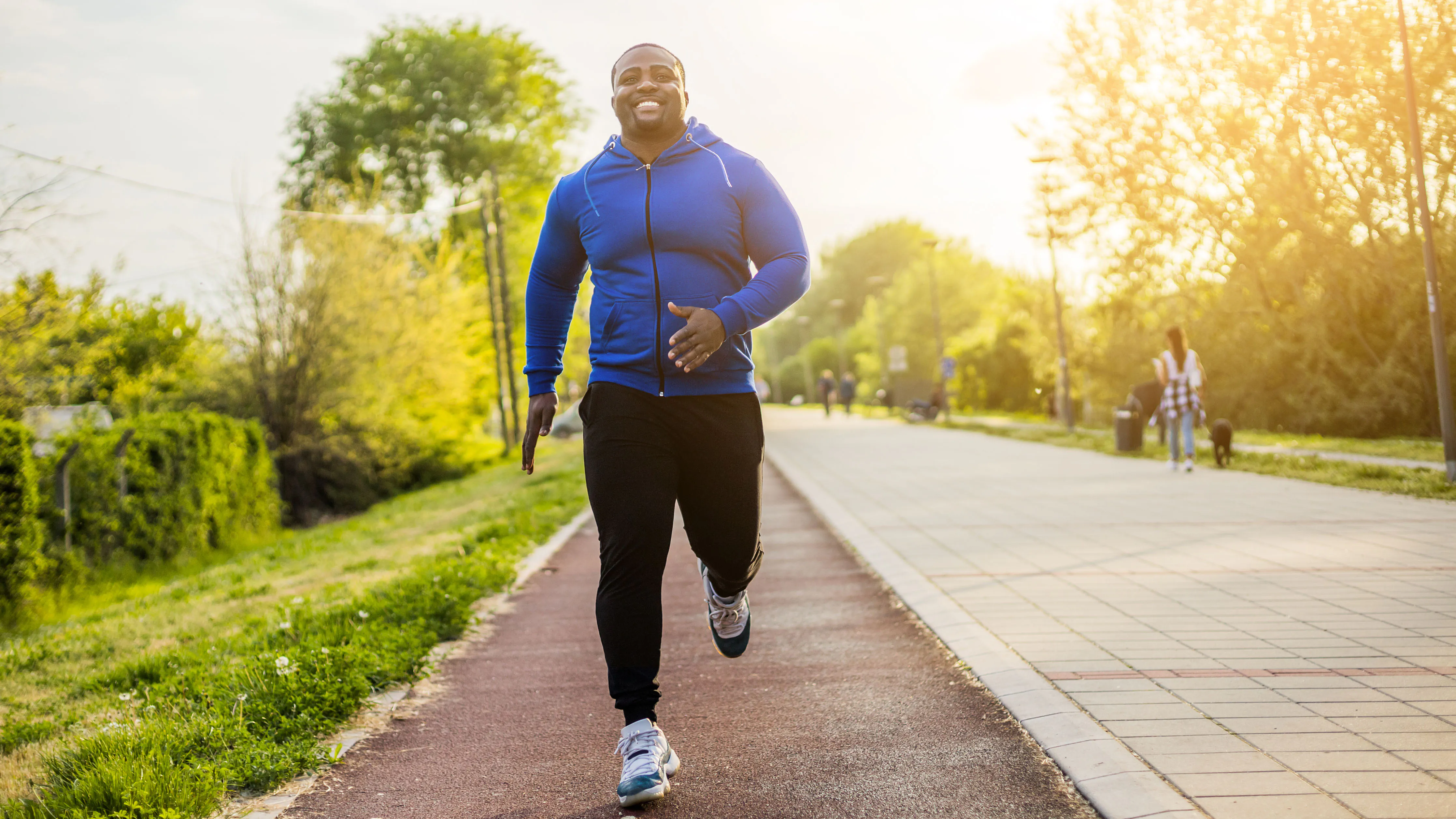 Homme faisant du jogging et faisant de l'exercice d'entraînement croisé dans la rue