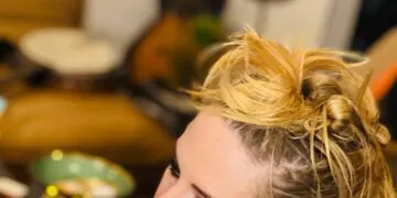 Coiffures résistantes aux intempéries, d'une queue de cheval classique à des cheveux mouillés, ces coiffures vous garderont au frais